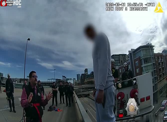 Video :When a suspect asks a question, a Los Angeles police officer beats them